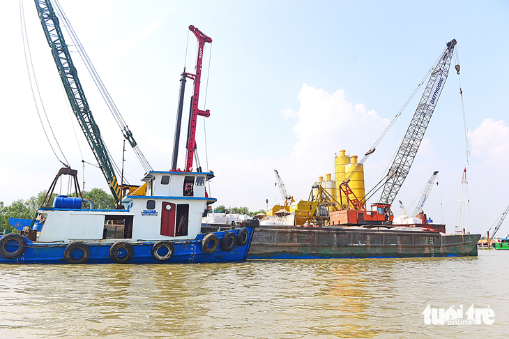 Công nhân thi công cầu Nhơn Trạch thuộc dự án thành phần 1A, đoạn Tân Vạn - Nhơn Trạch (giai đoạn 1), thuộc đường vành đai 3 TP.HCM - Ảnh: QUANG ĐỊNH