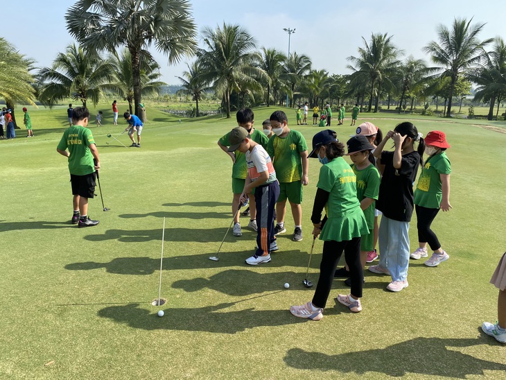 Ngày càng có nhiều phụ huynh cho con theo học golf - Ảnh: N.T.