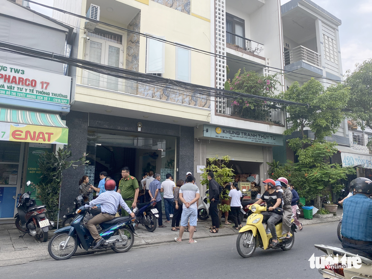 Hàng xóm và người thân tập trung lo hậu sự cho cho vợ chồng ông Hồ Tá Lực (quận Cẩm Lệ, Đà Nẵng) bị nạn trong vụ rơi trực thăng - Ảnh: TRƯỜNG TRUNG