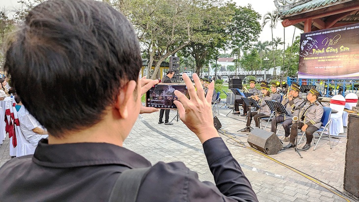 Phong thái biểu diễn của các thành viên CLB dàn kèn Huế khiến khán giả thích thú - Ảnh: NHẬT LINH