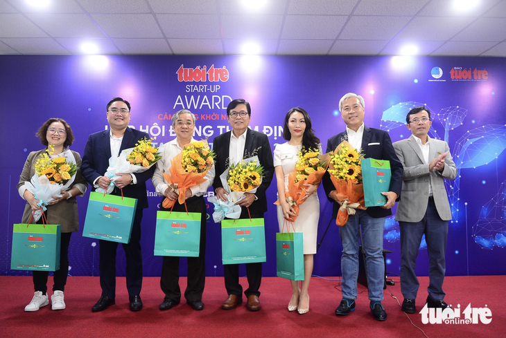 Hội đồng thẩm định Tuổi Trẻ Start-Up Award năm nay gồm (từ phải sang): ông Trần Xuân Toàn - phó tổng biên tập báo Tuổi Trẻ, ông Don Lam - tổng giám đốc và cổ đông sáng lập VinaCapital, PGS.TS Nguyễn Phương Thảo - giám đốc Trung tâm nghiên cứu bệnh truyền nhiễm Trường ĐH Quốc tế (Đại học Quốc gia TP.HCM), ông Phạm Phú Ngọc Trai - chủ tịch và sáng lập GIBC, tiến sĩ Nguyễn Ngọc Hòa - chủ tịch Hiệp hội Doanh nhân TP.HCM, ông Ngô Minh Hải - chủ tịch Hội Liên hiệp thanh niên Việt Nam TP.HCM, bà Nguyễn Thị Diệu Hằng - giám đốc Trung tâm hỗ trợ thanh niên khởi nghiệp BSSC - Ảnh: QUANG ĐỊNH