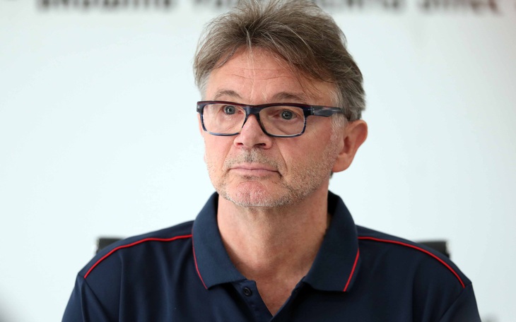 HLV Philippe Troussier: 