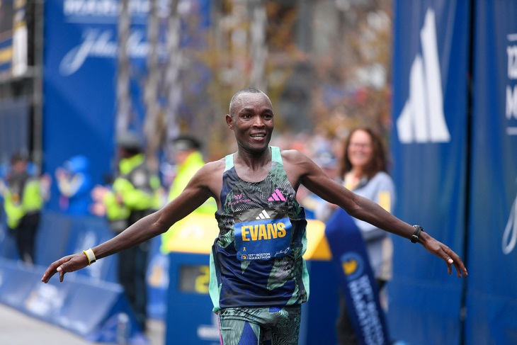 Huyền thoại marathon Kipchoge bất ngờ bị đánh bại ở giải Boston - Ảnh 1.