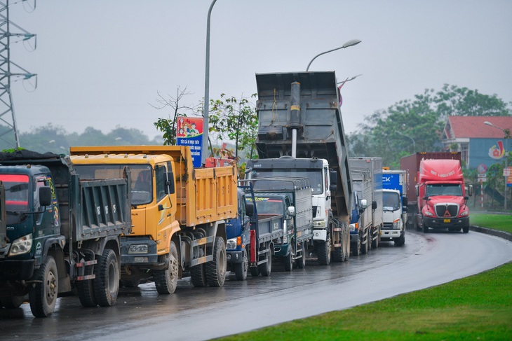 Xử lý nghiêm người lợi dụng ùn tắc tại trung tâm đăng kiểm để trục lợi - Ảnh 1.