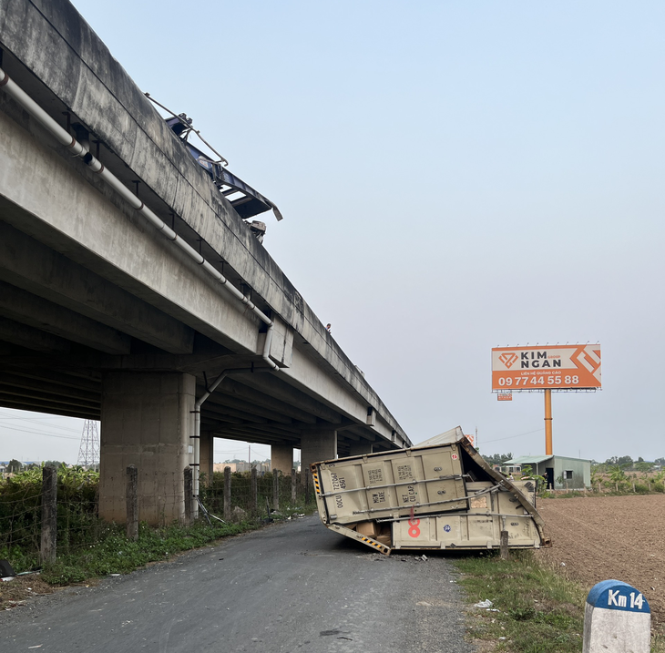 Né xe phía trước, thùng container rơi từ cao tốc TP.HCM - Trung Lương xuống đất - Ảnh 1.