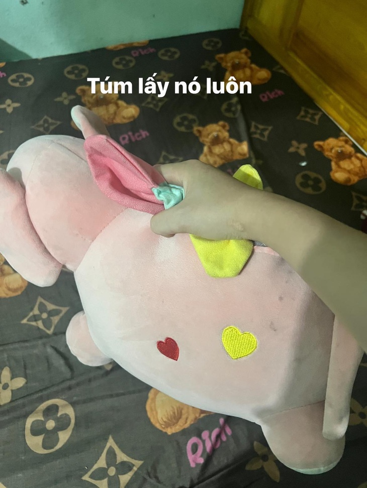 Chồng đêm nào cũng ôm gấu bông thay vì mình, chị vợ liền bật giác quan thứ 7 - Ảnh 2. Chồng đêm nào cũng ôm gấu bông thay vì mình, chị vợ liền bật giác quan thứ 7 - Ảnh 2.