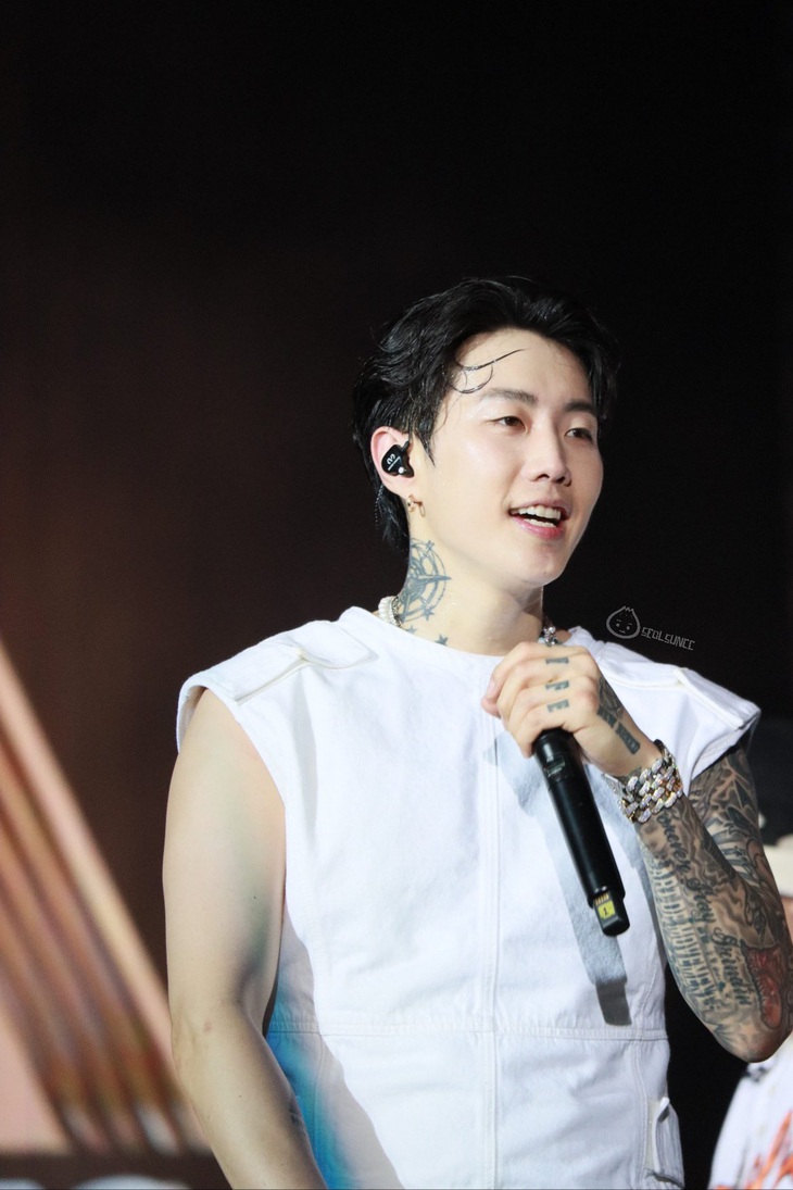 Jay Park gây sốc khi nhặt nội y của fan cuồng vắt lên người - Ảnh 1.