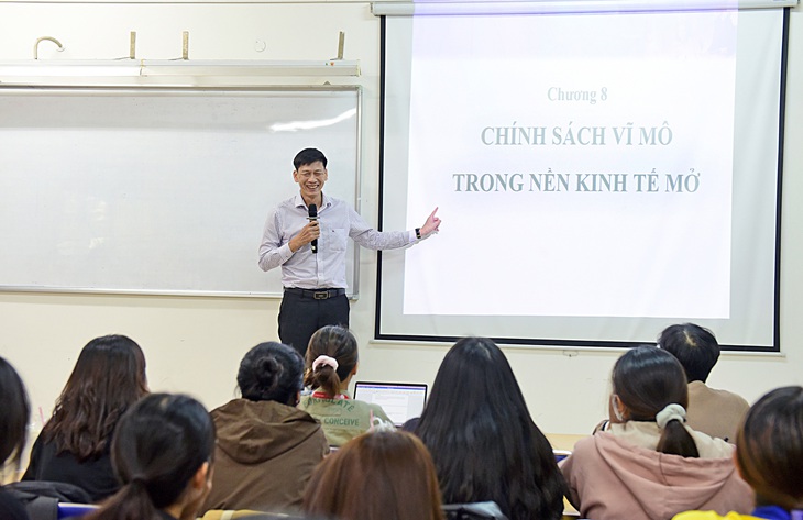 Tiến sĩ Đoàn Ngọc Phúc - trưởng khoa kinh tế luật, ĐH Tài chính marketing - hướng dẫn sinh viên - Ảnh: DUYÊN PHAN