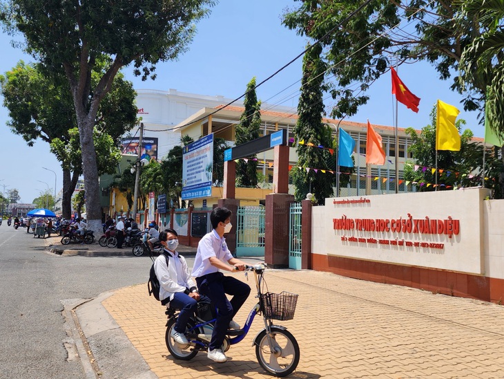 Vụ gạ tình nữ sinh lớp 8: nhà trường đổ cho học sinh nhưng thầy giáo thừa nhận - Ảnh 1.