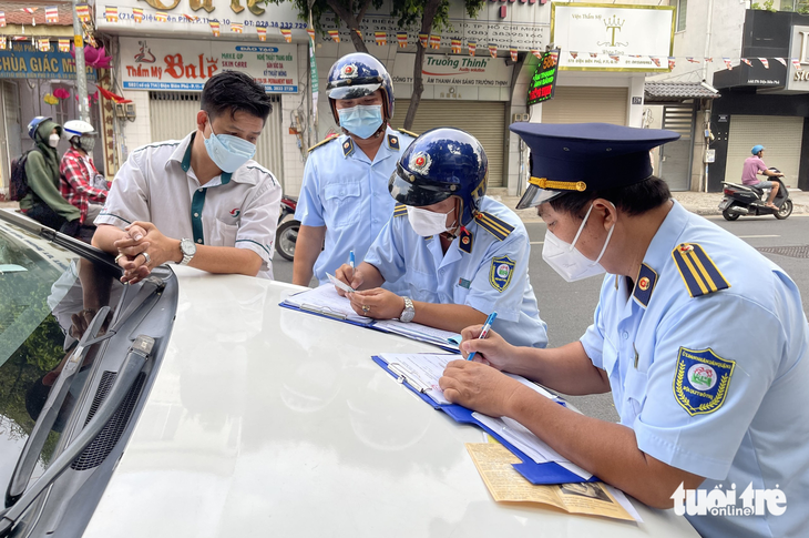 Quận trung tâm TP.HCM ra quân lấy lại vỉa hè, lập lại trật tự đường phố - Ảnh 1.