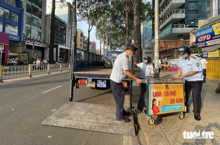 Quận trung tâm TP.HCM ra quân lấy lại vỉa hè, lập lại trật tự đường phố - Ảnh 2.