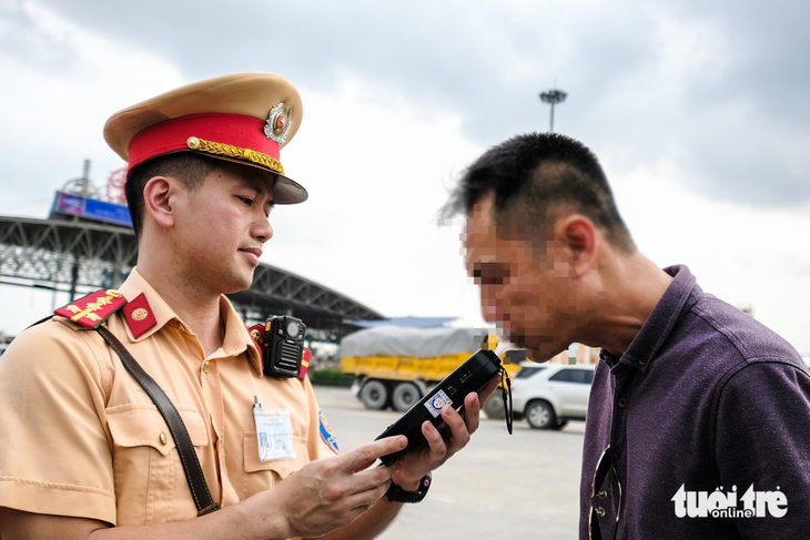 Không chỉ một mà mấy chục, mấy trăm xe ngược chiều cùng lúc, cảnh sát bó tay - Ảnh 1.