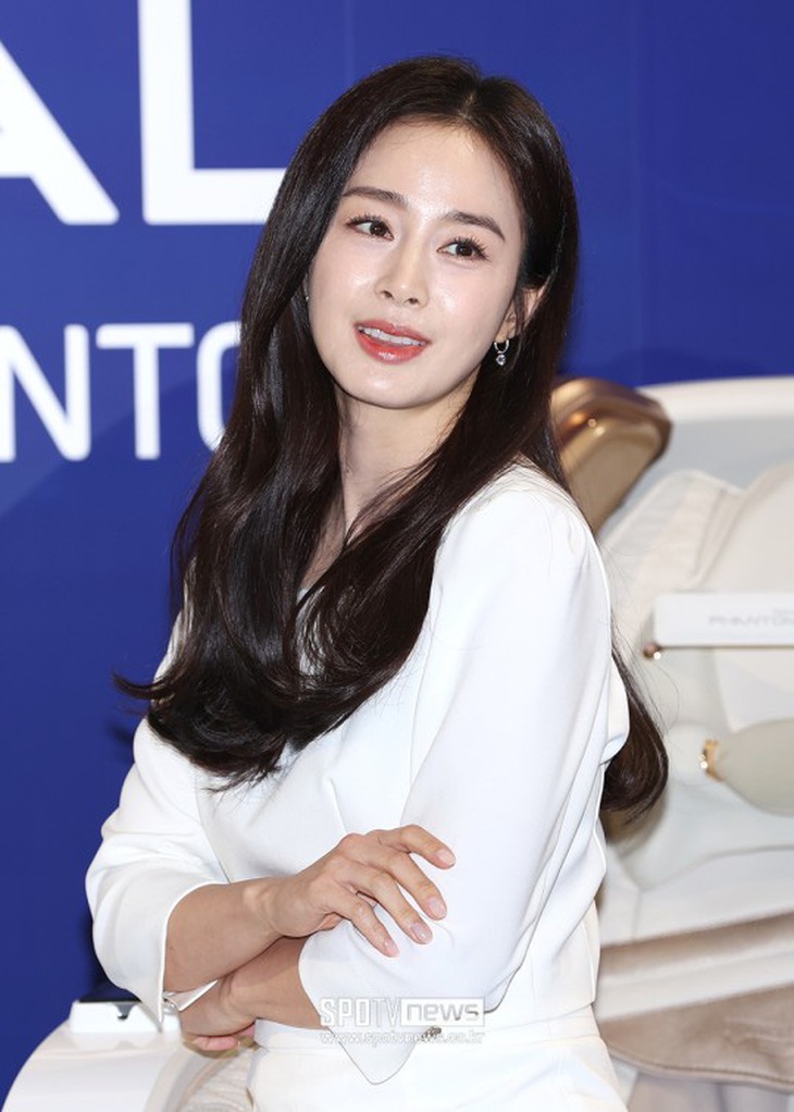 Kim Tae Hee lần đầu lộ diện sau xì căng đan trốn thuế - Ảnh 1.