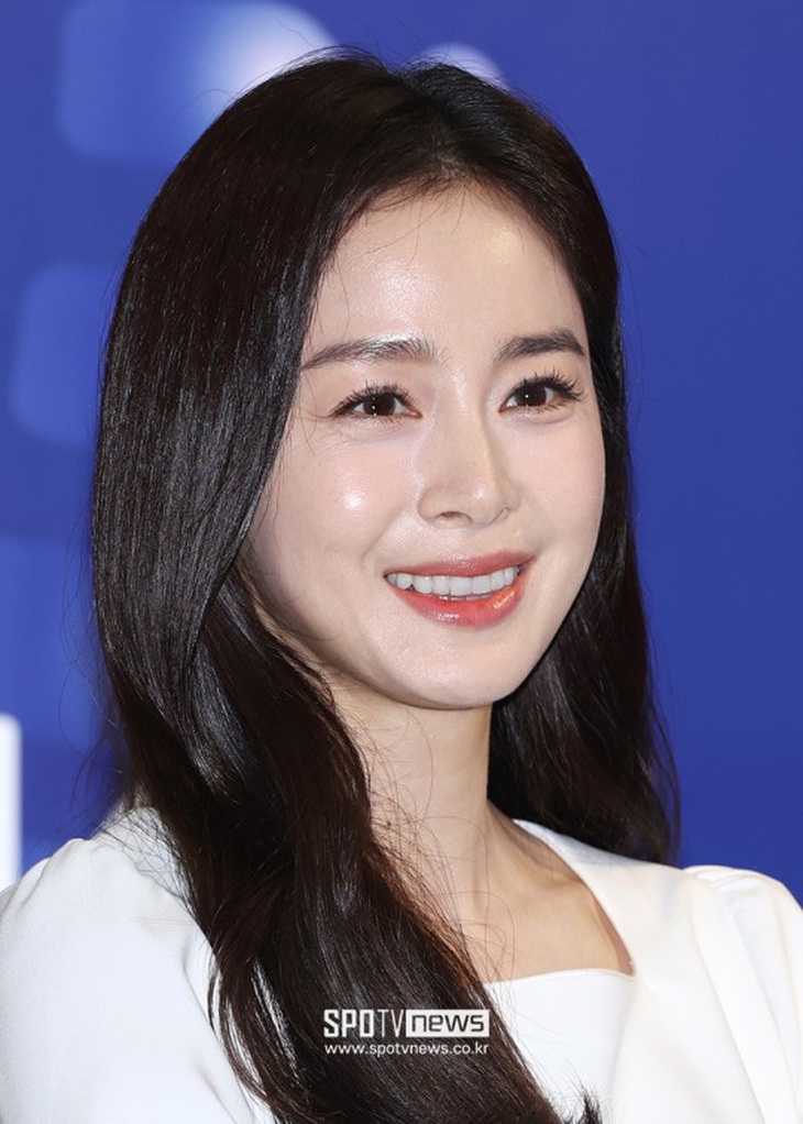 Kim Tae Hee lần đầu lộ diện sau xì căng đan trốn thuế - Ảnh 4.