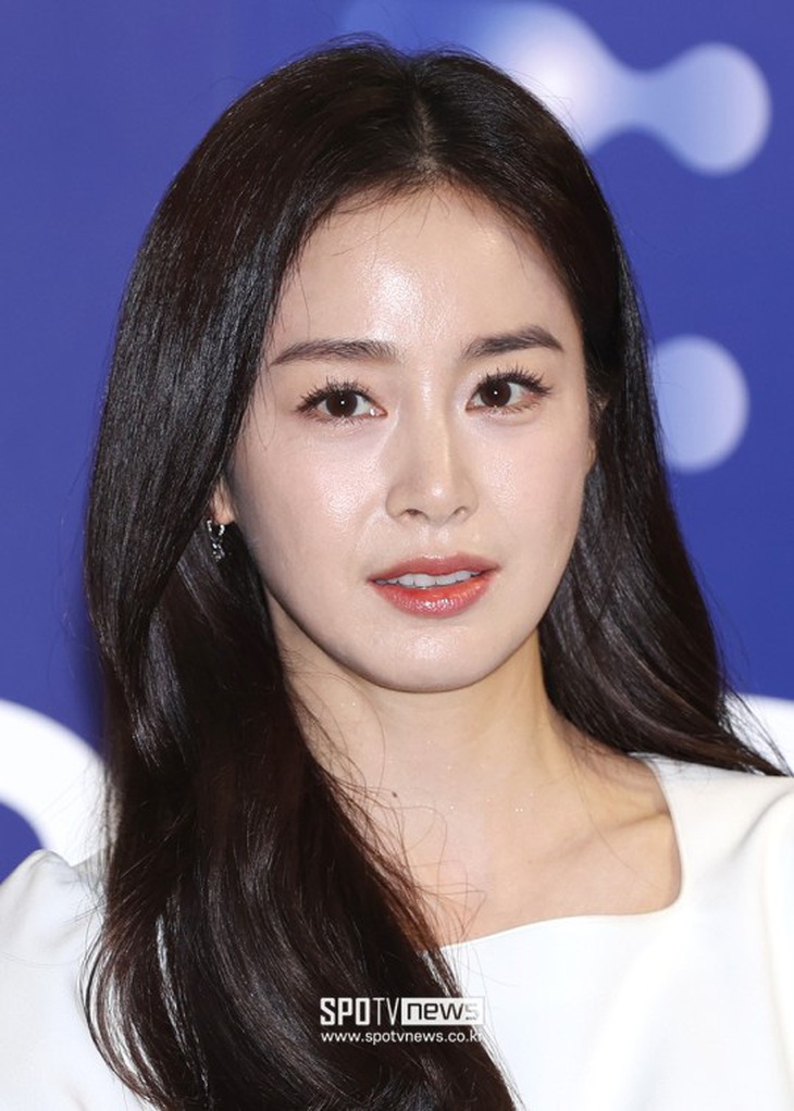 Kim Tae Hee lần đầu lộ diện sau xì căng đan trốn thuế - Ảnh 3.