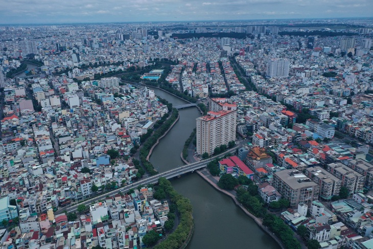 Đội ghe bốn tỉnh kéo về TP.HCM chờ đua ghe ngo trên kênh Nhiêu Lộc - Thị Nghè - Ảnh 1.