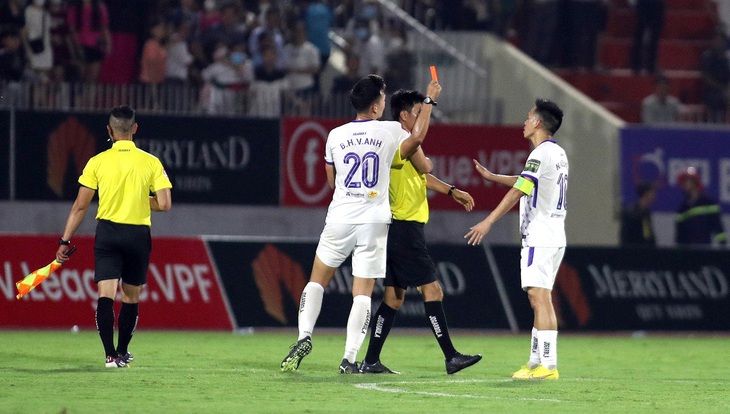 Trọng tài Nguyễn Mạnh Hải rút thẻ đỏ với Văn Quyết (bìa phải) ở vòng 7 V-League 2023 - Ảnh: DŨNG NGUYỄN