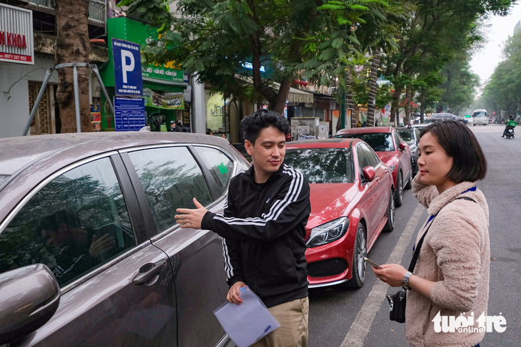 Hà Nội sẽ thí điểm trông giữ ô tô dưới lòng đường tại 2 tuyến phố, một điểm thuộc quận Hoàn Kiếm là Trần Hưng Đạo, Lý Thường Kiệt và điểm bến xe điện cũ trên đường Đinh Tiên Hoàng. Trong ảnh: điểm đỗ xe tại đường Lý Thường Kiệt - Ảnh: NAM TRẦN