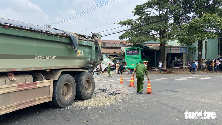 Xe khách húc đuôi xe tải, lao vào nhà dân làm 2 người chết - Ảnh 1.