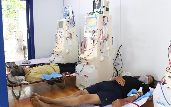 Nhiều cơ sở lọc thận quá tải, bệnh nhân phải 'chạy cấp cứu' - Ảnh 2.