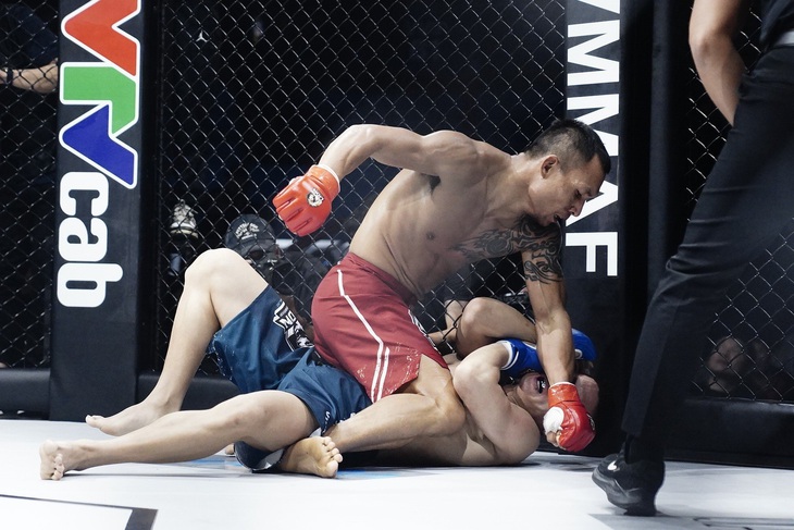 Trần Quang Lộc hạ knock-out Lý Tiểu Long ngay hiệp 1 - Ảnh 1.