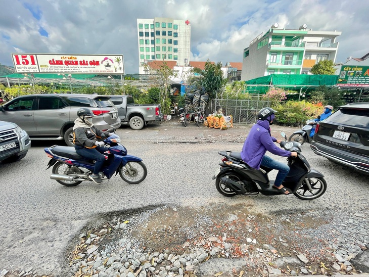 Khu đô thị hơn 20 năm chưa bàn giao: TP Thủ Đức giao phường sửa tạm đường - Ảnh 1.