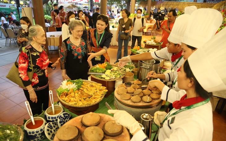 Người dân TP.HCM thích thú thưởng thức hàng trăm món ngon ba miền