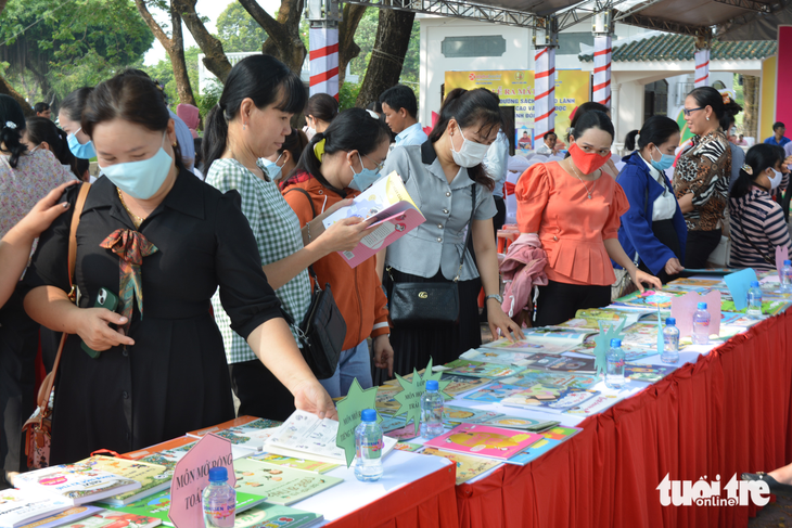 Gần 1.000 tựa sách cho thầy trò trường tiểu học - Ảnh 1.