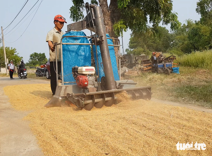 Máy hốt lúa của anh thợ cơ khí nhà quê - Ảnh 1.