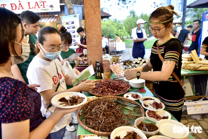 Người dân TP.HCM thích thú thưởng thức hàng trăm món ngon ba miền - Ảnh 1.