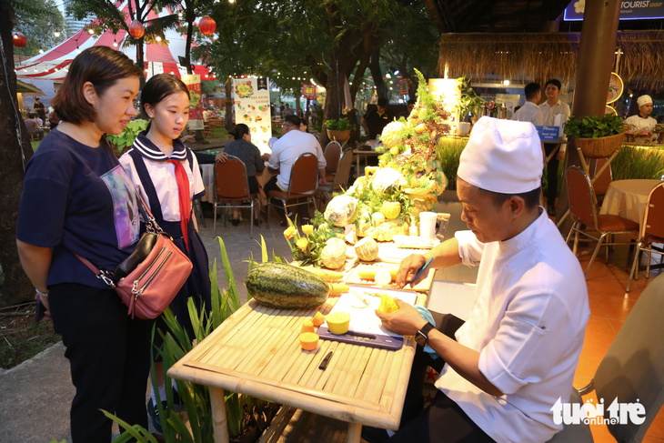 Người dân TP.HCM thích thú thưởng thức hàng trăm món ngon ba miền - Ảnh 6.