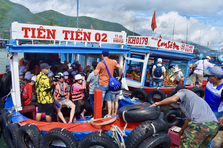 Máy bay tăng chuyến đến Nha Trang, khách sạn vẫn ngóng khách - Ảnh 1.