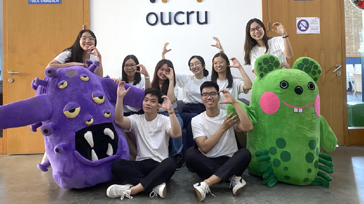 Linh Tú và Phương Thanh (hàng sau, từ trái qua) cùng các thành viên thực hiện dự án Collab Lab đều thuộc thế hệ Z - Ảnh: NVCC