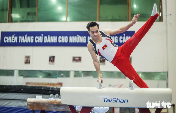 VĐV Lê Thanh Tùng đang tập luyện môn thi ngựa tay quay trước thềm SEA Games 32 - Ảnh: NGUYỄN KHÁNH