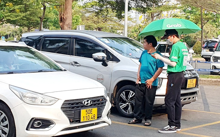 Đón xe công nghệ ở sân bay Tân Sơn Nhất: Khách phơi nắng, đội mưa