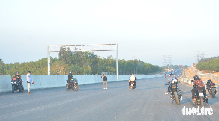 Siêu xe, mô tô, xe khách… chạy bạt mạng trên cao tốc đang làm - Ảnh 3.