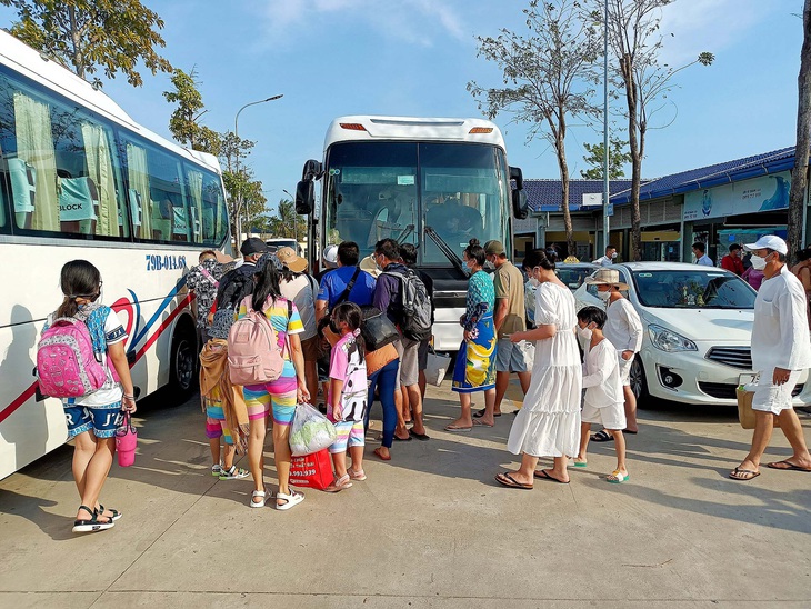 Giá vé máy bay giảm sát kỳ nghỉ lễ không giúp các điểm đến ở xa có thêm khách vì đa số đã chốt đi gần nhà cho bớt tốn kém - Ảnh: M.CHIẾN