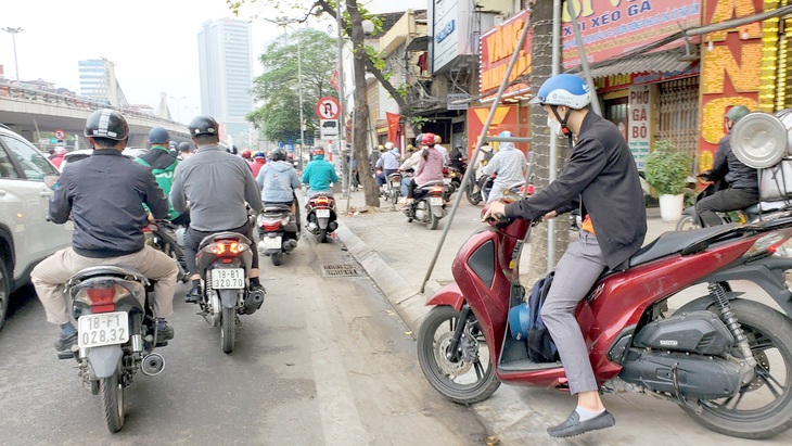 Nhiều người “chạy loạn”, lấn lên vỉa hè trên đường Nguyễn Trãi  - Ảnh: TÂM LÊ