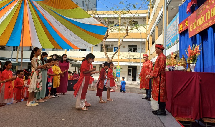 Các em học sinh dâng hương lên các Vua Hùng - Ảnh: TRÂM LÊ