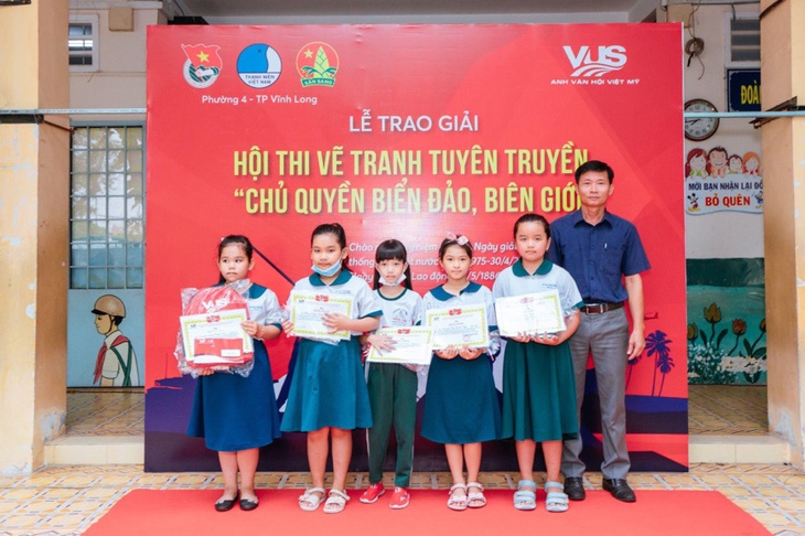 Đại diện Phường 4 trao giải xuất sắc cho các em học sinh trong hội thi vẽ tranh tuyên truyền &quot;Chủ quyền biển đảo, biên giới&quot;