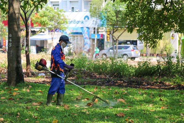 Thời tiết hôm nay 25-4: Nam Bộ tiếp tục nắng diện rộng, Bắc Bộ mưa to, trời lạnh - Ảnh 1.