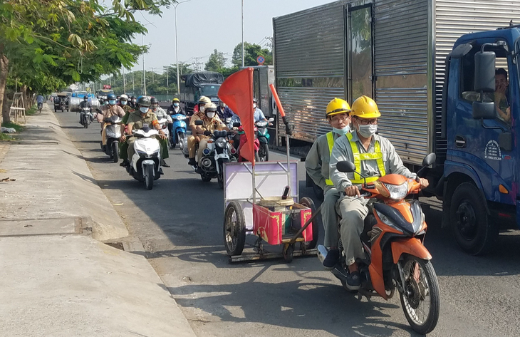 Xử lý nạn rải đinh trên quốc lộ 1, đảm bảo an toàn cho người đi đường dịp lễ - Ảnh 1.