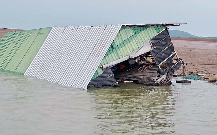 Mưa lốc đánh chìm bè cá, dân khóc ròng nhìn cá thoát ra hồ Trị An