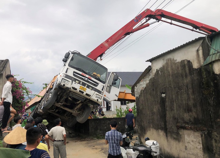 Cần bơm bê tông gặp sự cố rung lắc làm chết một công nhân - Ảnh 1.