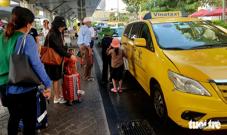 Hành khách đi taxi sân bay Tân Sơn Nhất gánh thêm phí, Cục Hàng không nói gì? - Ảnh 1.