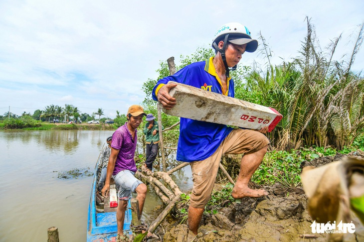 Cắm mốc ranh đất giải phóng mặt bằng dự án vành đai 3 - Ảnh: QUANG ĐỊNH