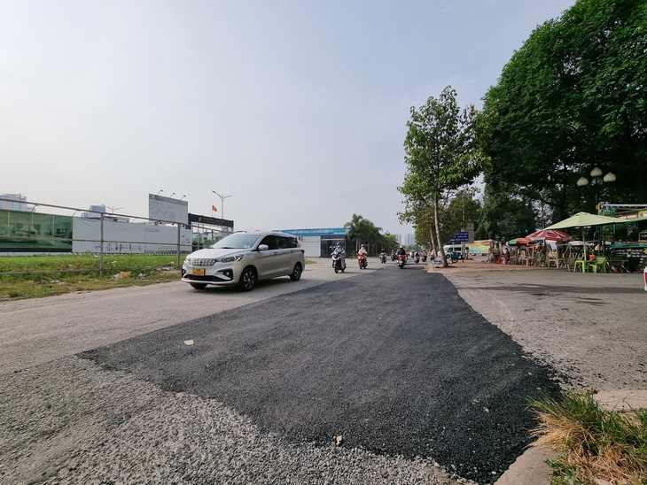 Đường Nguyễn Hoàng làm 20 năm chưa bàn giao: Phường vá tạm ổ gà và tiếp tục chờ - Ảnh 3.