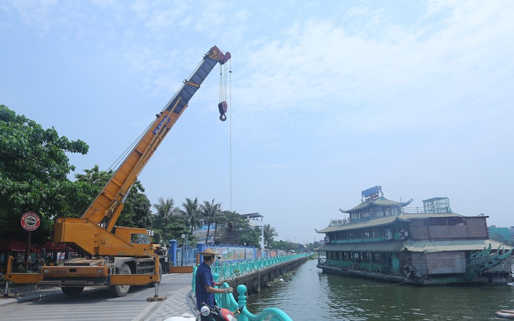 Tháo gỡ, cắt nhỏ bốn du thuyền bỏ hoang sáu năm trên mặt nước hồ Tây