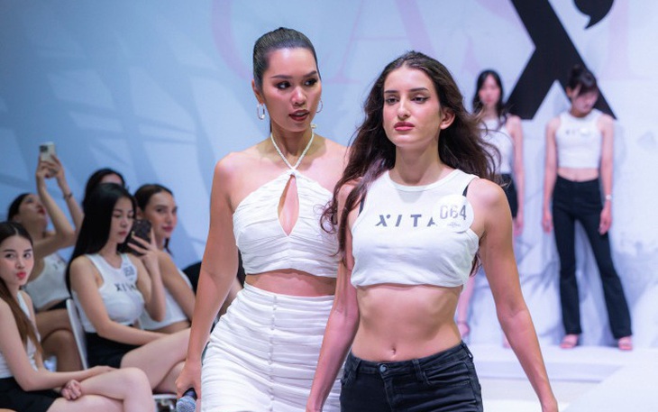 Hà Anh nhiệt tình thị phạm catwalk cho 