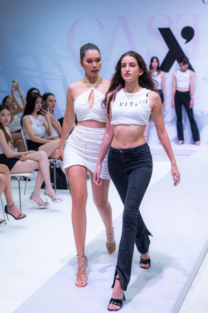 Hà Anh nhiệt tình thị phạm catwalk cho vợ Tây của Bùi Tiến Dũng - Ảnh 3.